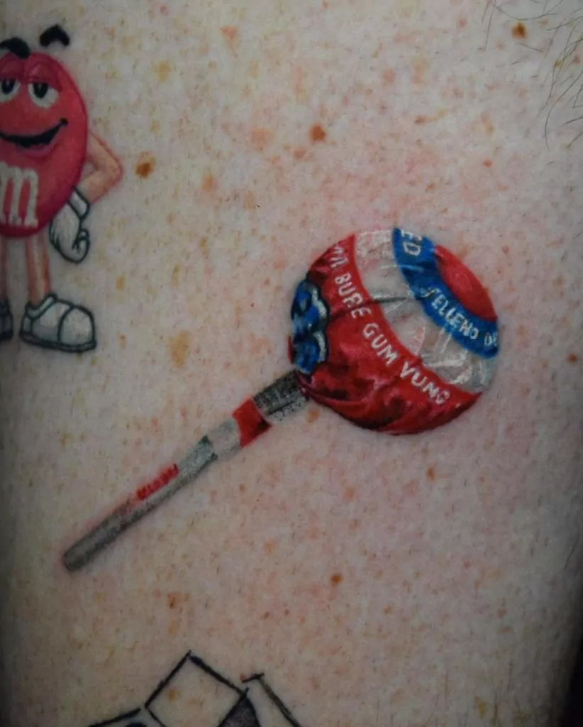 Tatuaje chupa chups estilo microrealismo
