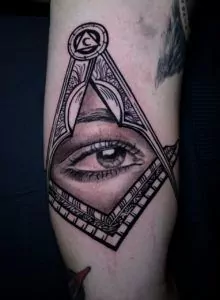 Tatuaje ojo estilo neotradicional