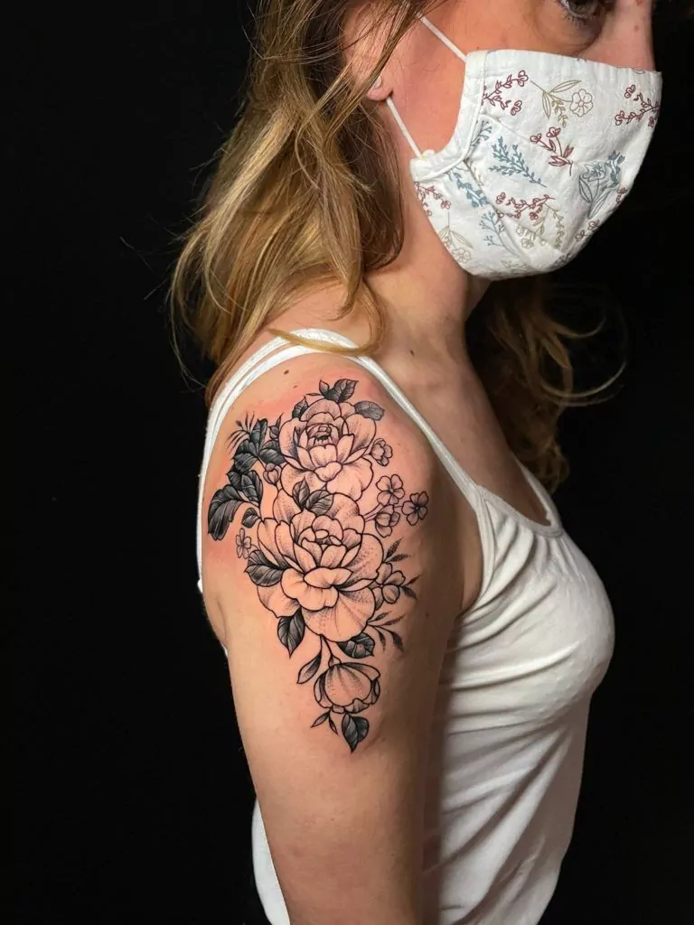 Tatuajes flores estilo minimalista con líneas finas