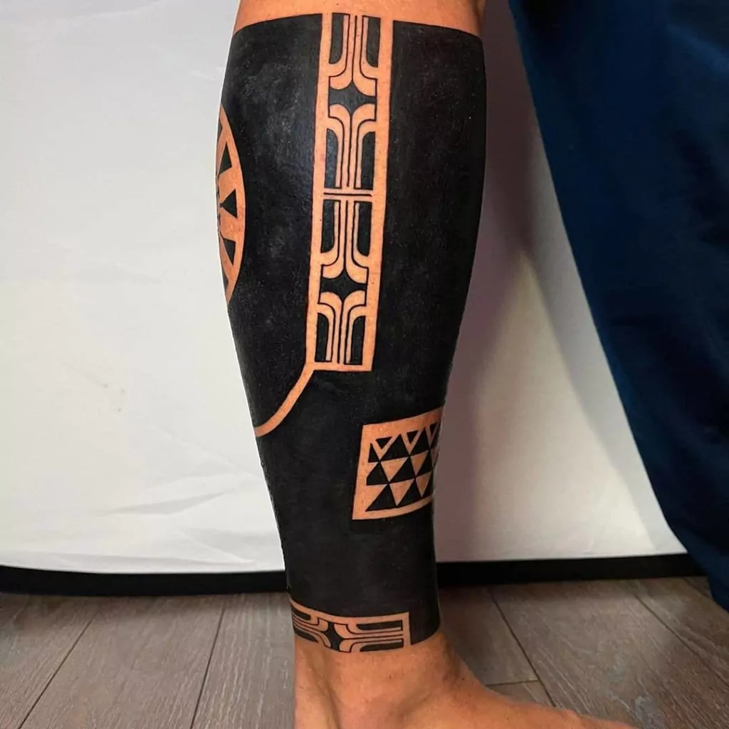 Tatuaje estilo maoríes y black work