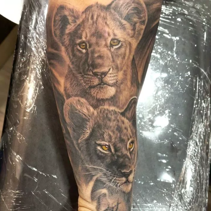 Tatuaje cachorros de león estilo realismo