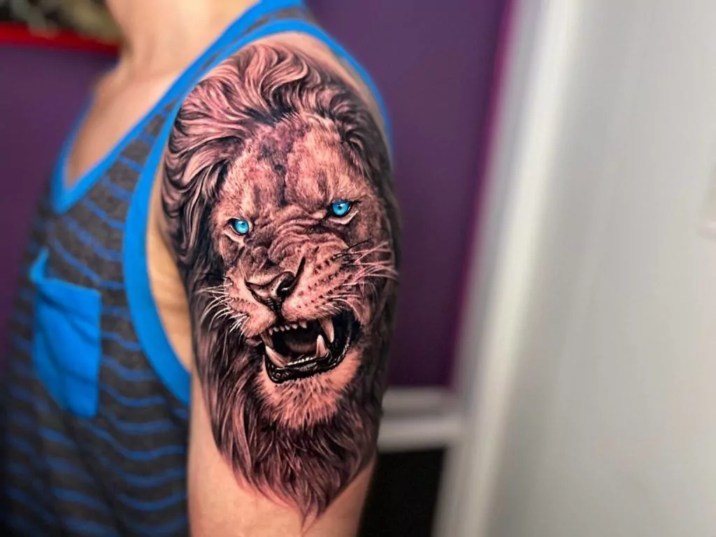 Tatuaje león estilo realismo en el brazo.