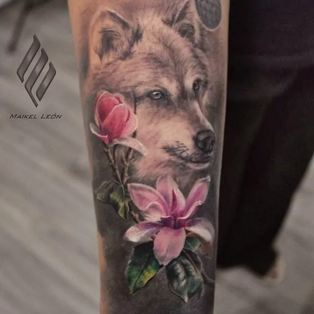 Tatuaje lobo con rosas en el antebrazo estilo realismo.