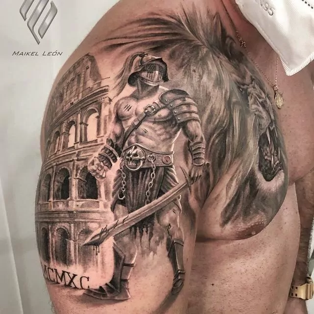 Tatuaje gladiador en el brazo estilo realismo.
