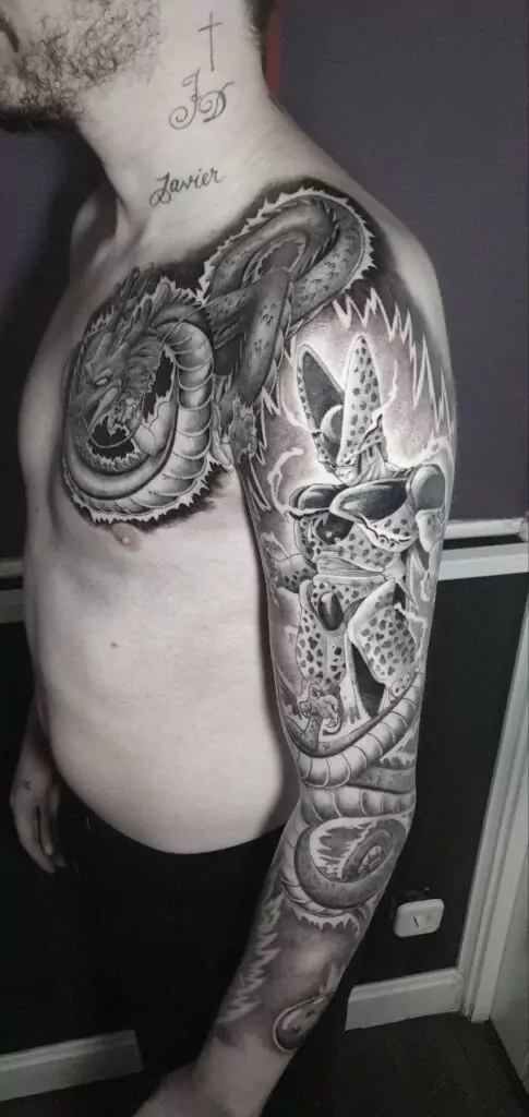 tatuaje realismo dragón en el pecho y brazo