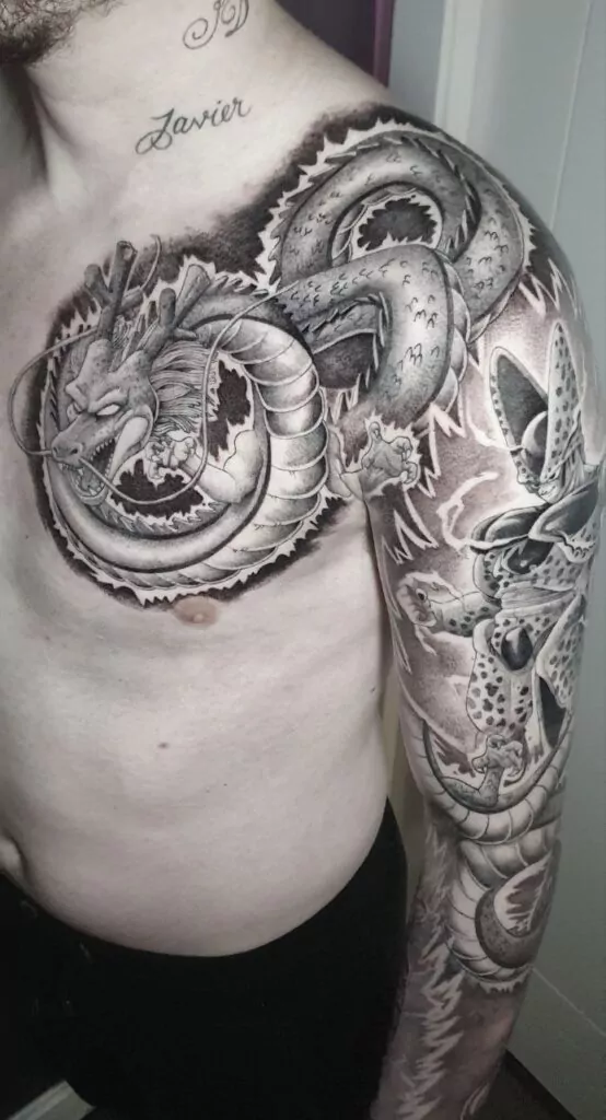 tatuaje blackwork dragón brazo y pecho