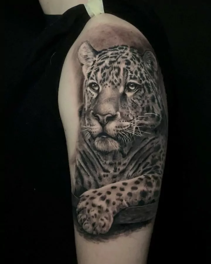 tatuaje león estilo realista en el brazo