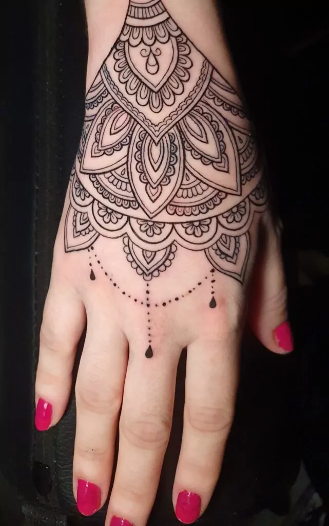 tatuajes minimalistas mandala en la mano