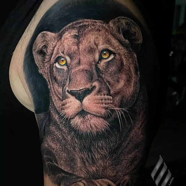 tatuaje realista de leona