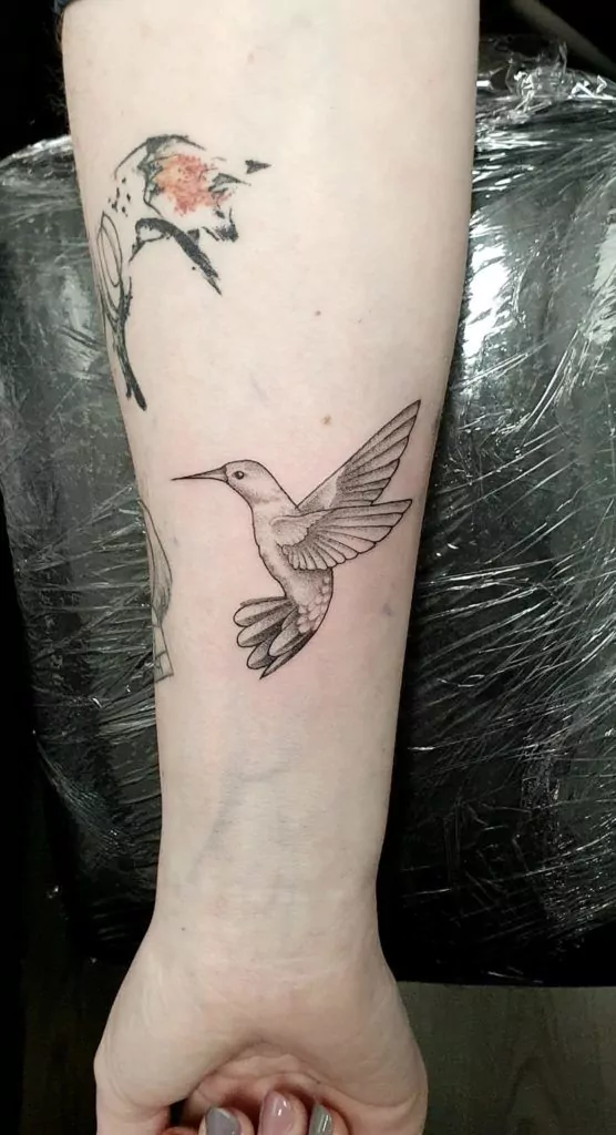tatuaje minimalista pajaro colibri