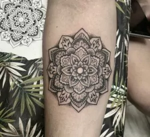 tatuaje mandala en el antebrazo