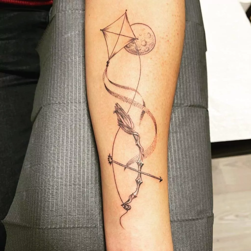 Tatuaje de un arco con una flecha volando una cometa de estilo minimalista con líneas finas en el antebrazo