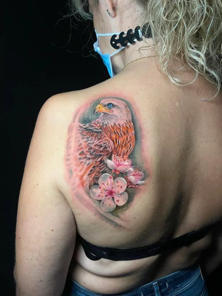 tatuaje águila con flores estilo realista
