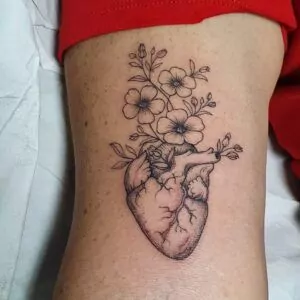 fineline tattoo de un corazón