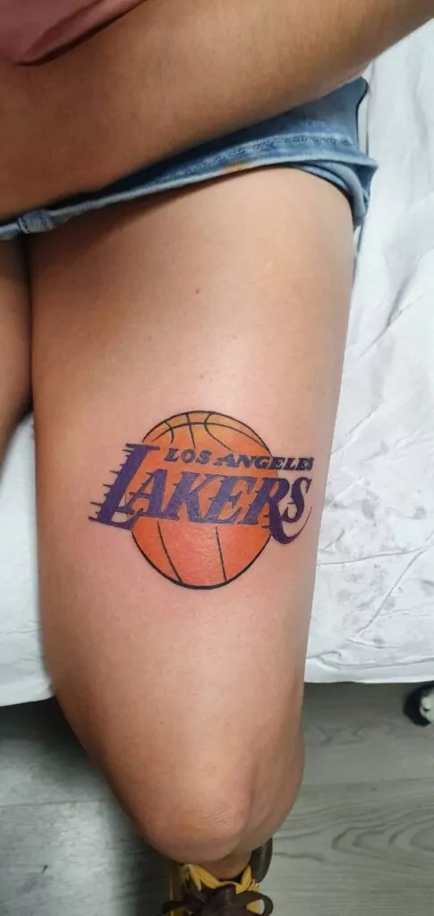 Logo Lakers tatuaje a color