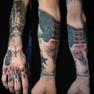 tatuaje brazo mecánico en el antebrazo de estilo realista