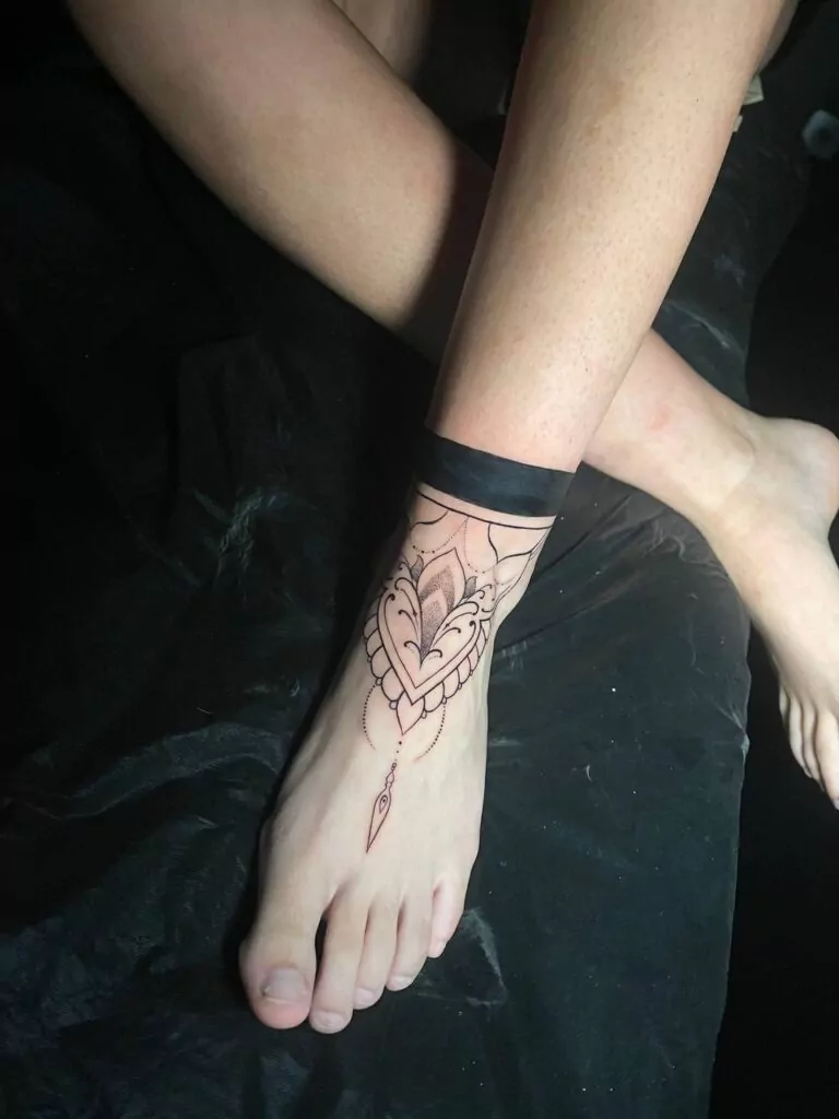 tatuaje fineline en el pie