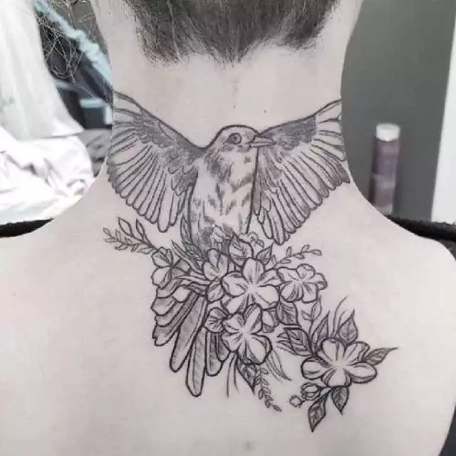 tatuaje de una paloma con flores en la zonas del cuerpo