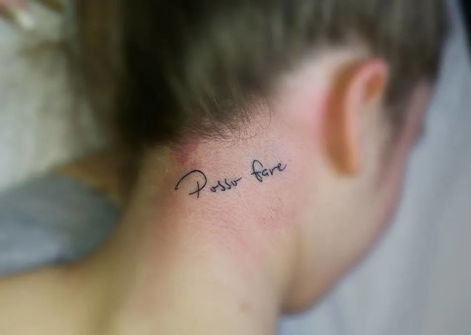 tattoo de cuello con letras