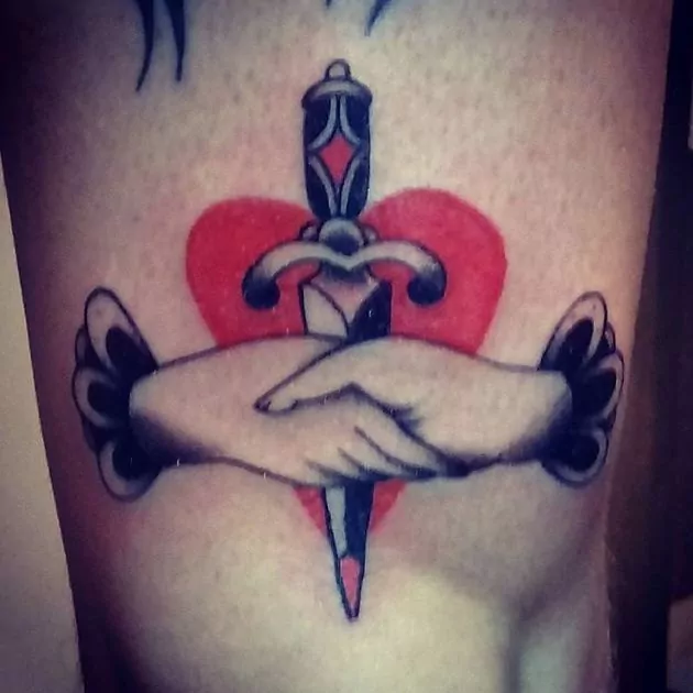 tatuaje puñal en corazon