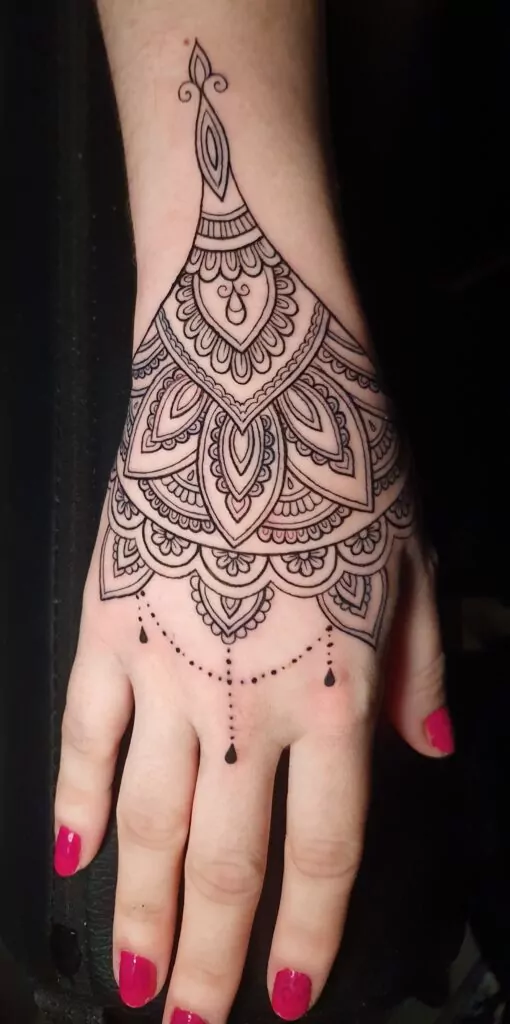 tatuaje líneas finas estilo minimalista de una mandala en la mano