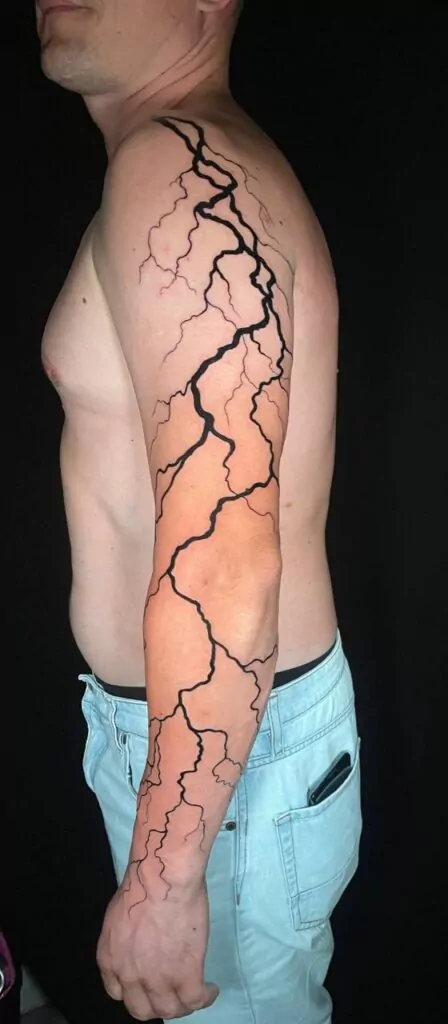 tatuaje rayo el todo el brazo
