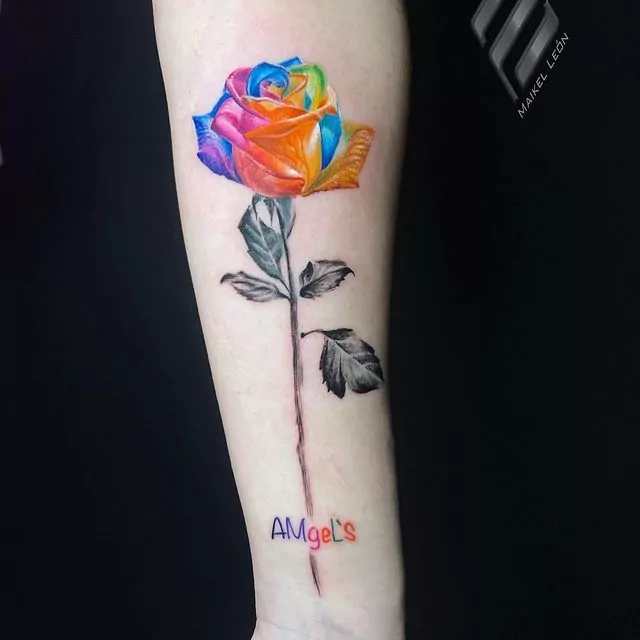 tatuaje rosa multicolor en el antebrazo