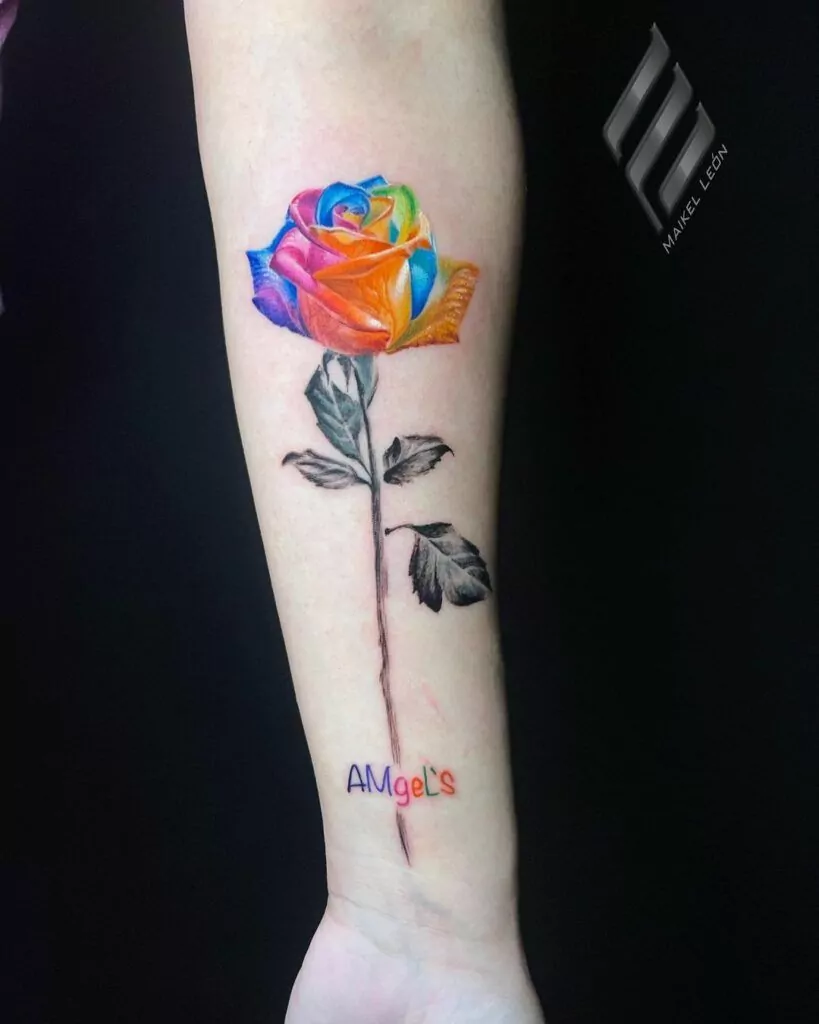 tatuaje watercolor de una flor multicolor
