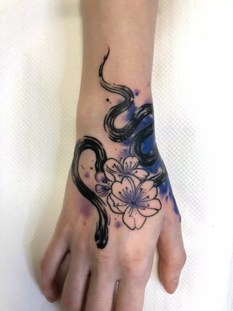 Cover up tattoo en la mano