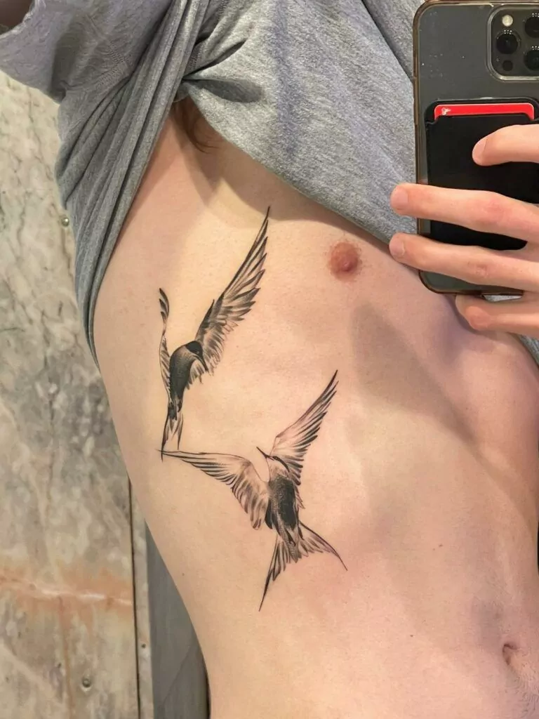 tatuaje en las costillas aves