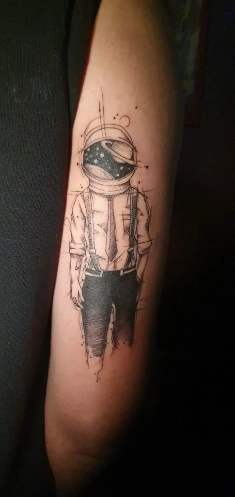 tatuaje de un astronauta vestido casual estilo minimalista