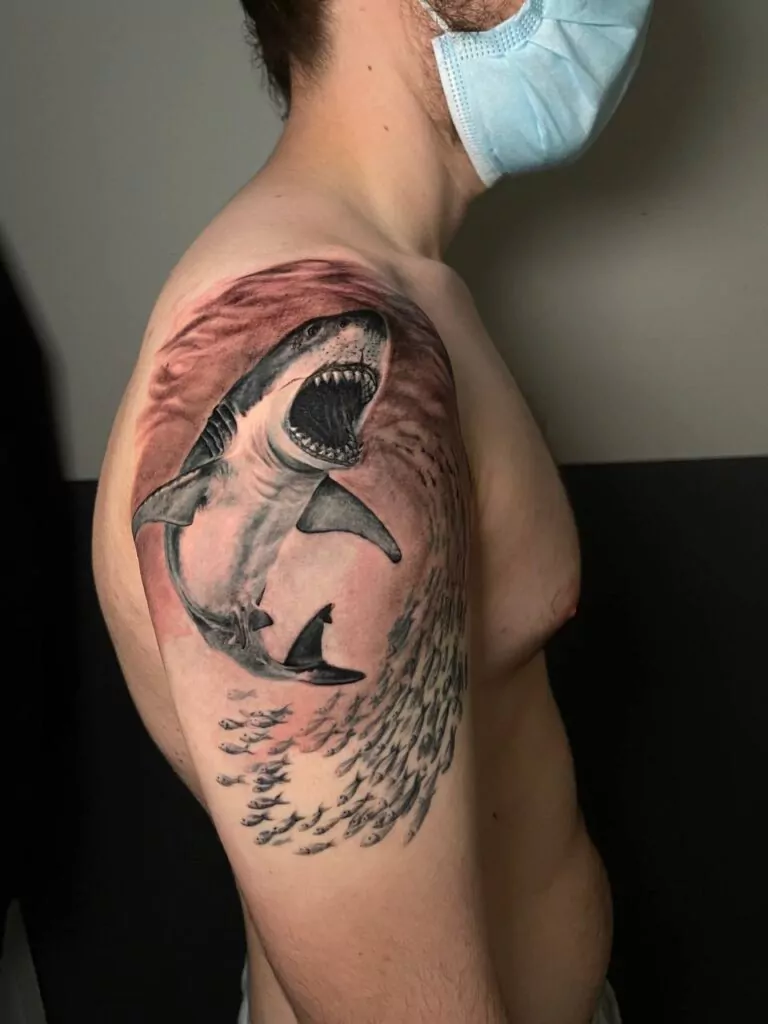 tatuaje de tiburón realista