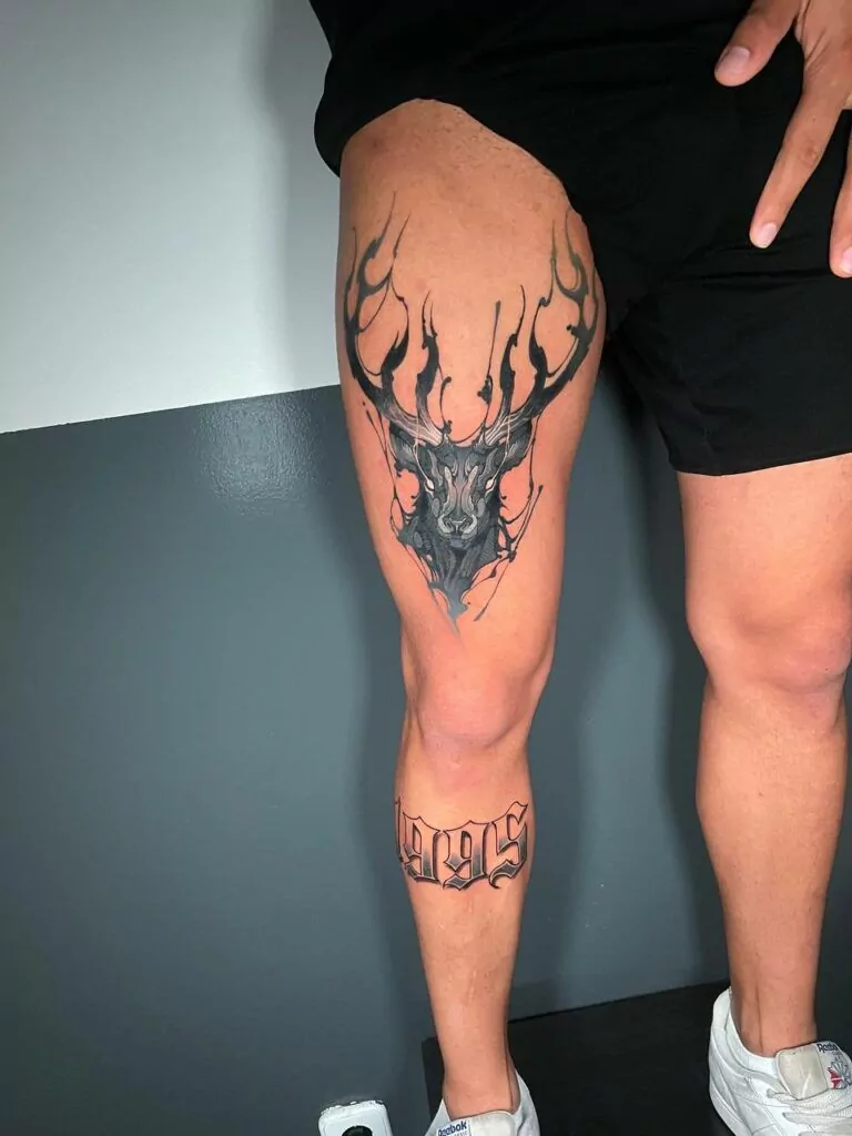 tatuaje ciervo en el muslo