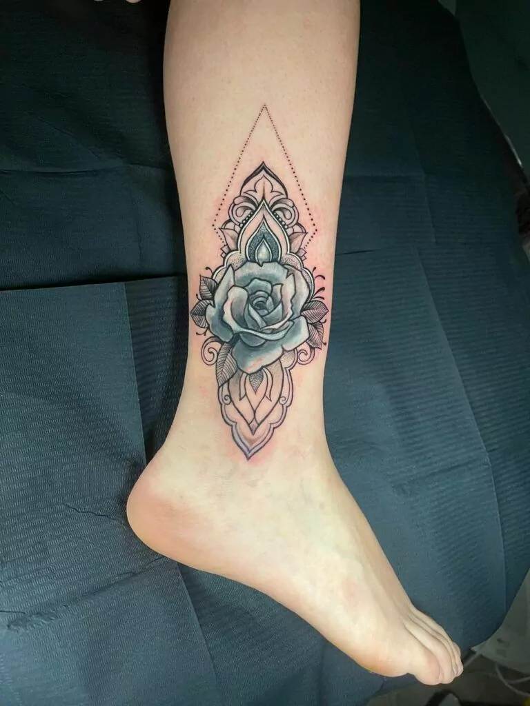 tatuaje rosa en el tobillo