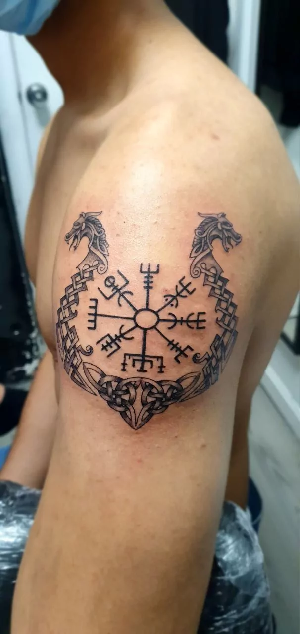 Tatuajes vikingos en hombro