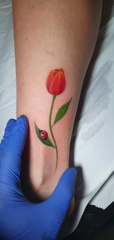 tulipan y mariquita tattoo