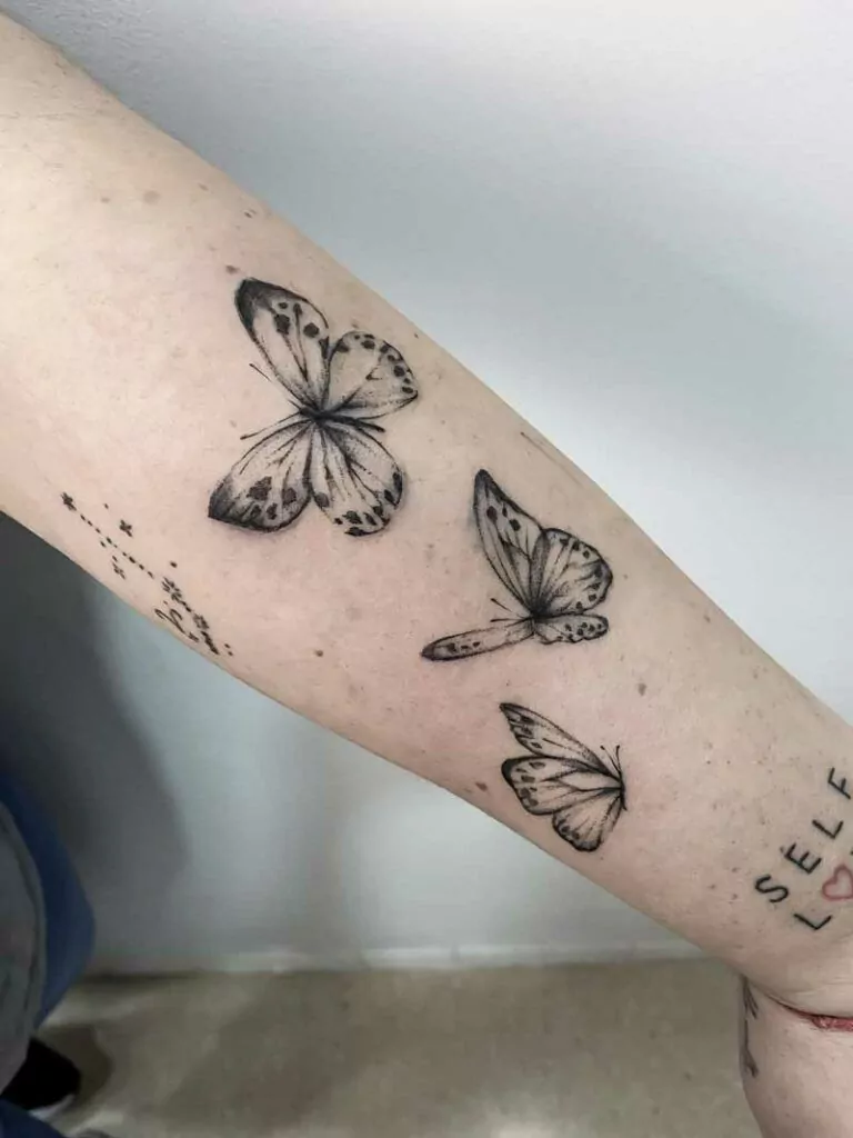 tatuajes de mariposas con líneas finas en la pierna