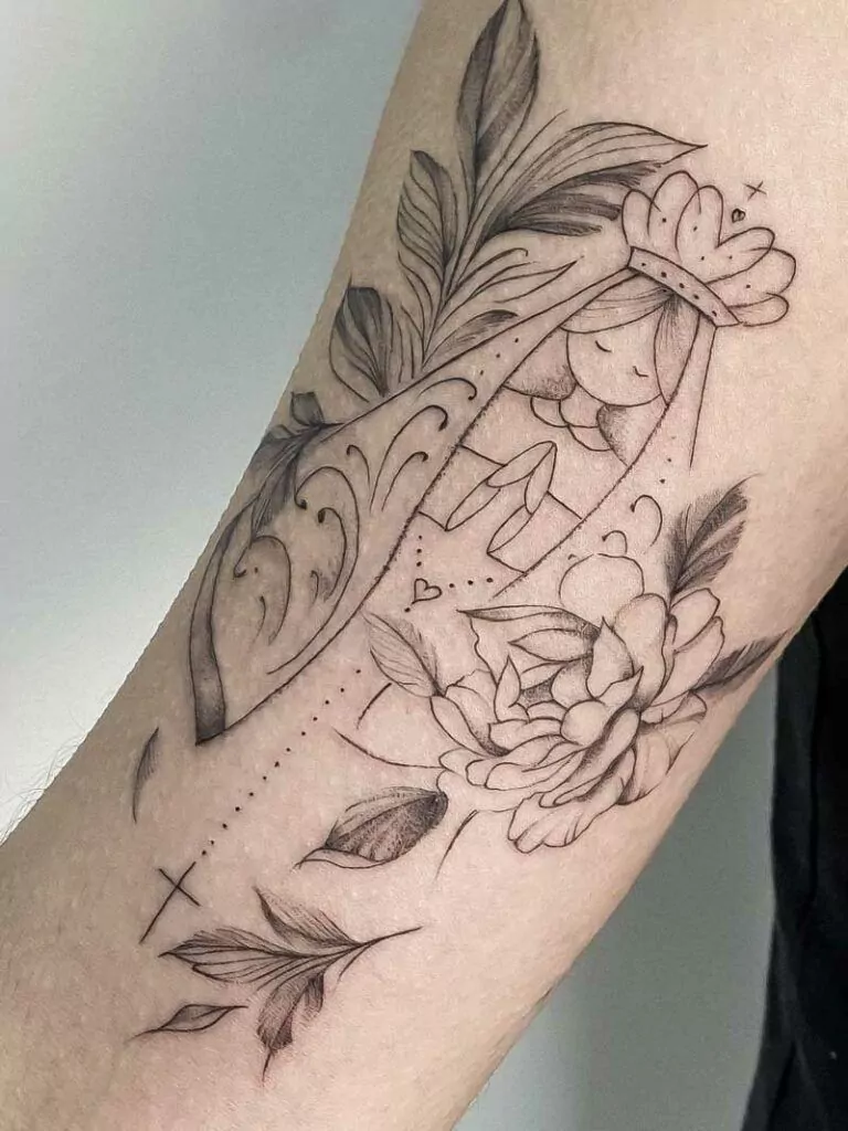 tatuaje de la virgen maría de líneas finas y estilo minimalista