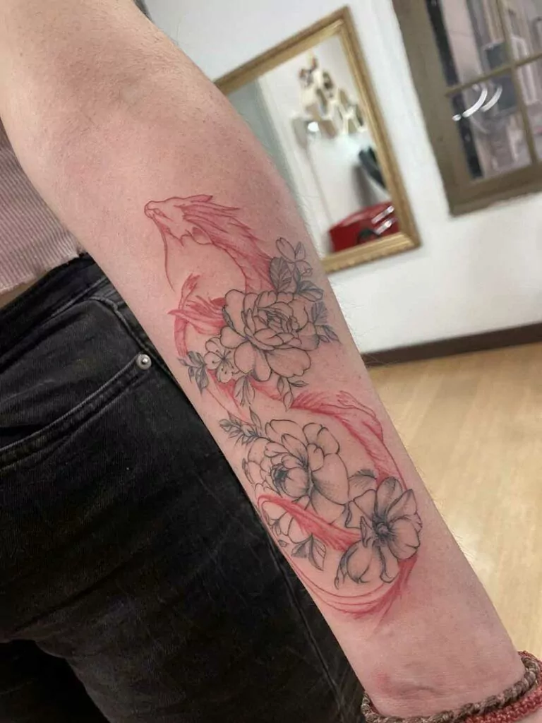 tatuaje de un dragón rojo envolviendo flores con líneas finas
