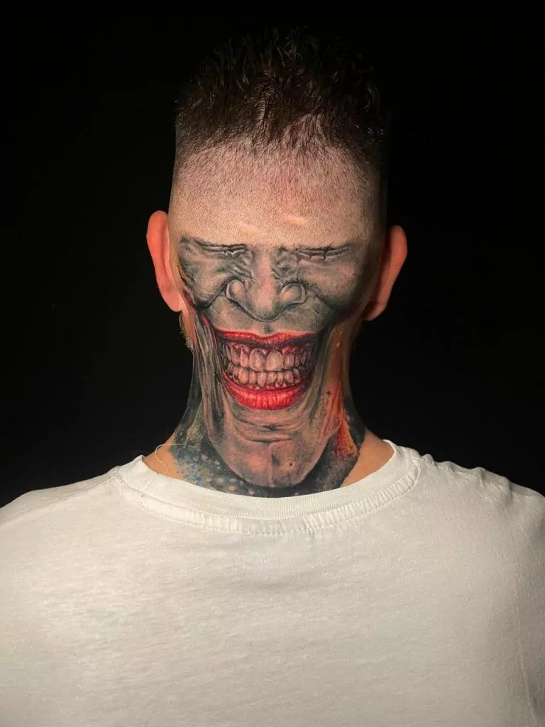 tatuaje del joker en el cuello estilo realista