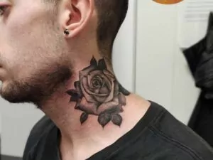 tatuaje de una rosa en el cuello