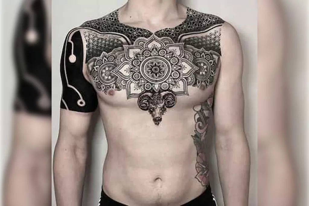 tatuaje en el pecho para hombre