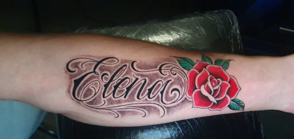 tatuaje lettering con rosa