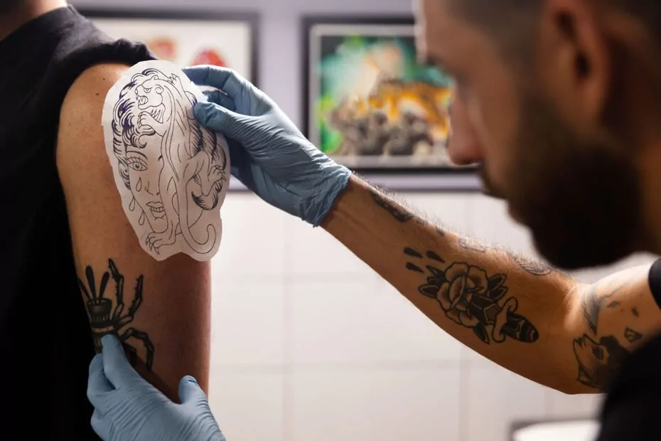 artistas invitados tatuador poniendo plantilla