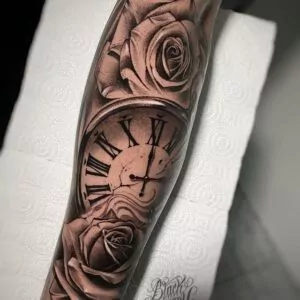 tatuaje de estilo realista reloj con rosas