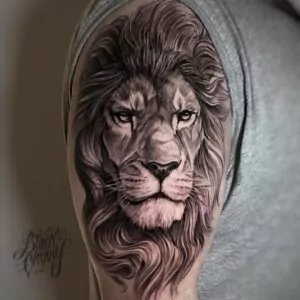tatuaje león en el hombro de estilo realista