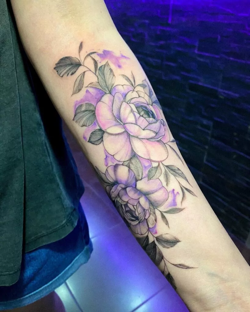 tatuajes flores con efecto acuarela color morado