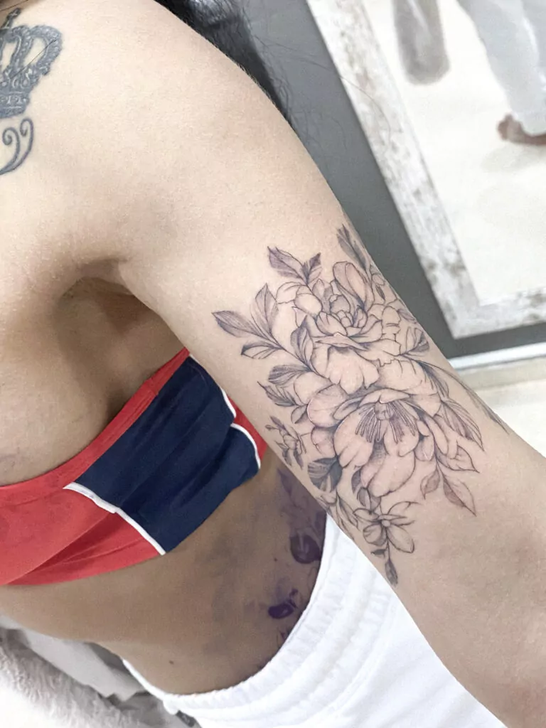 tatuaje flores de líneas finas