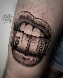 tatuaje de unos boca con un fajo de dinero