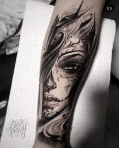 tatuaje medio rostro de catrina en el antebrazo